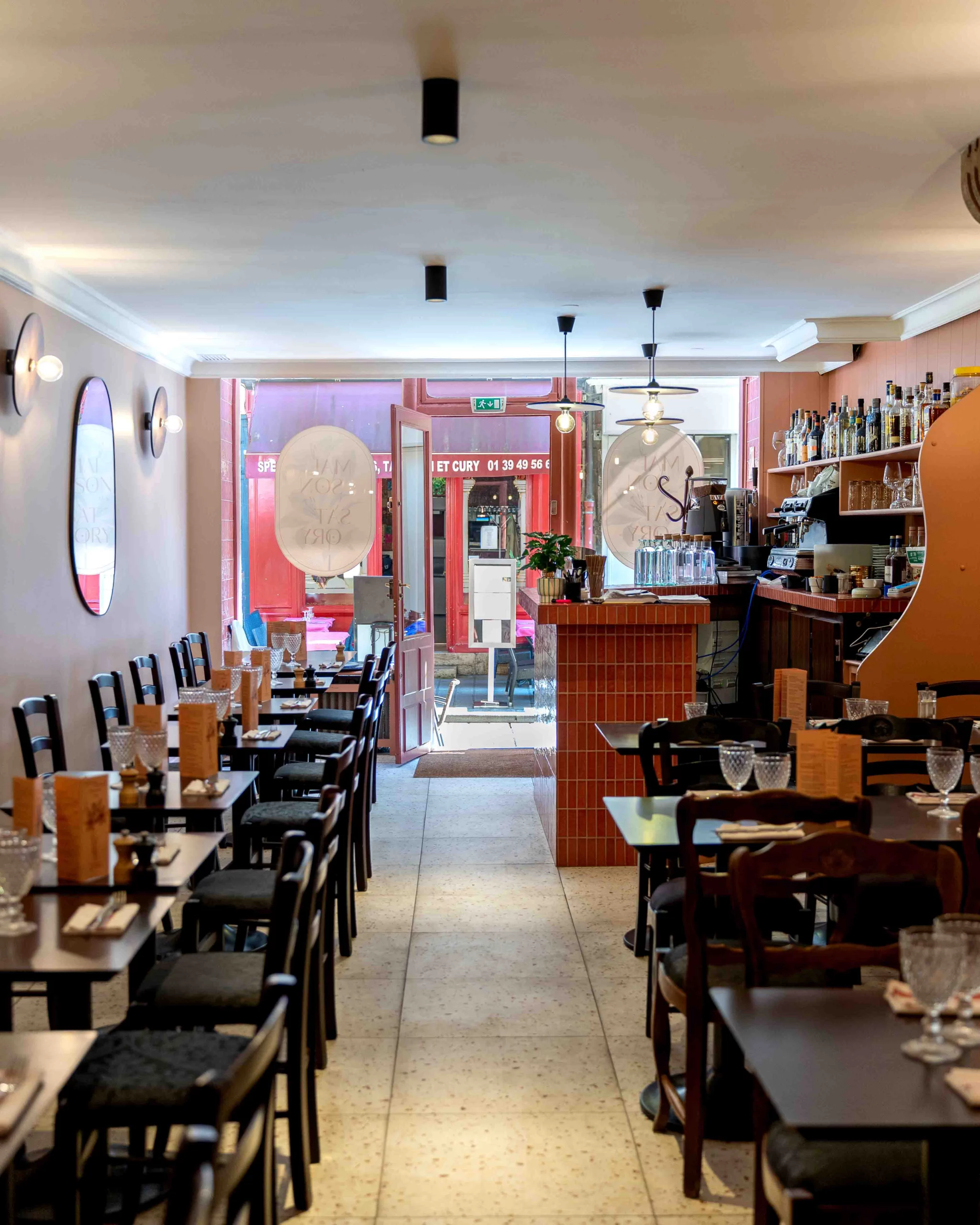 La salle et le comptoir